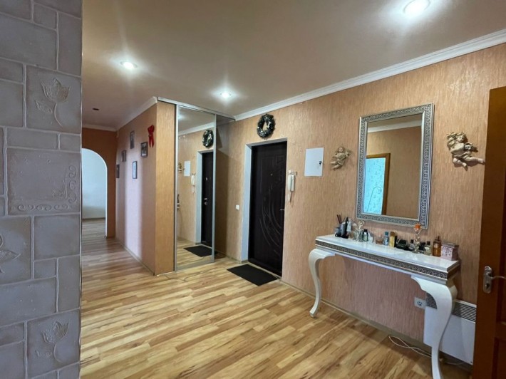 Продається простора квартира в чудовому спокійному районі! - фото 1