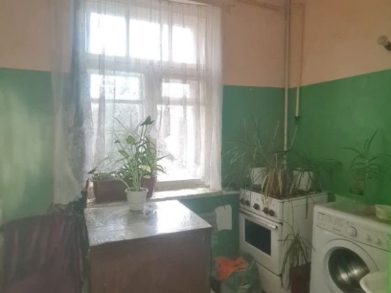 Продається 4-х кімнатна квартира  у центрі міста в райні  кафе "Тренд" Коростень