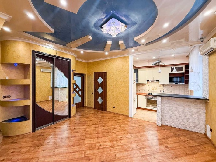 Продається простра квартира з ремонтом в центрі міста - фото 1