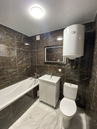 Продам двухкомнатную квартиру с евроремонтом в кирпичном доме - фото 1