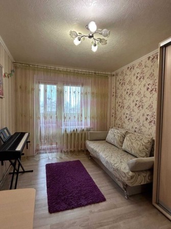 Срочно продам 4-ком. квартиру + капитальный гараж у дома в подарок! - фото 1