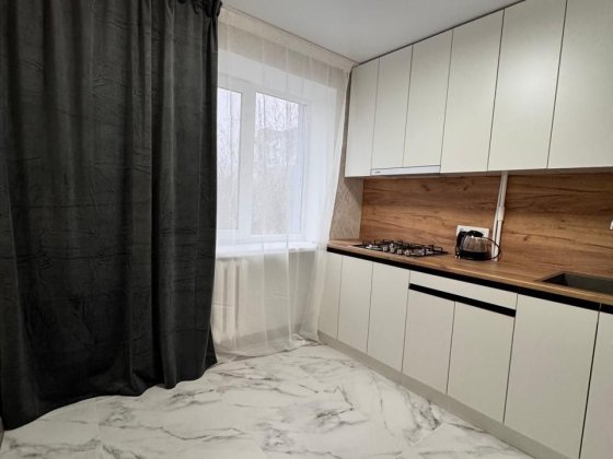 Продам двухкомнатную квартиру возле второй школы. Самар