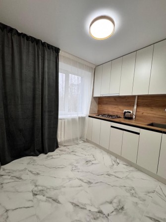 Продам двухкомнатную квартиру возле второй школы. - фото 1