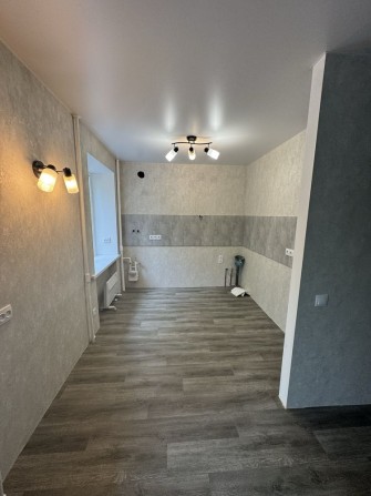 Продам 2 комнатную квартиру в центре - фото 1