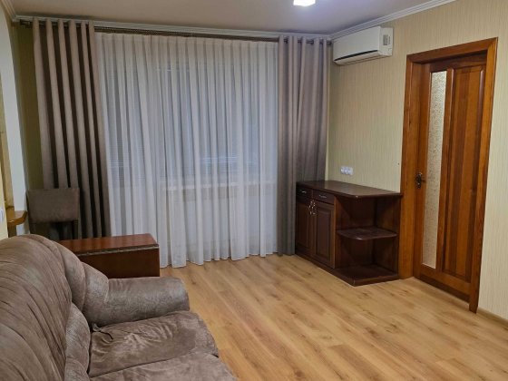 Квартира 3-х кімнатна з гаражем в центрі міста в супер стані Смела