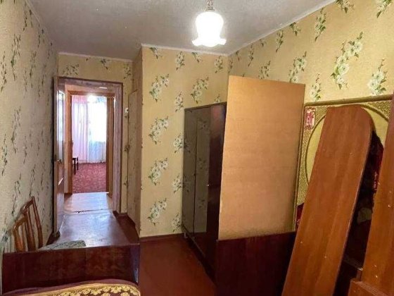 Продаётся 2-х комн. кв. центр. 1 окно на тротуар и проезжую часть. Слов'янськ