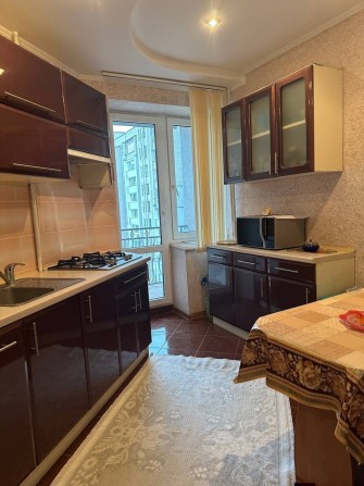 Продається 2 - кімнатна квартира - фото 1