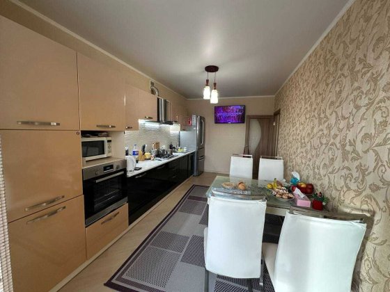 Продаж світлої, обжитої 3 кімнатної квартири на Озерній Хмельницкий