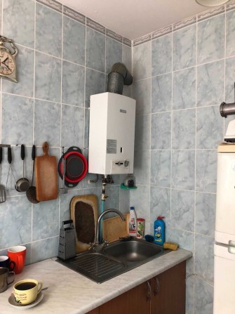 1к біля Виставка. Косметичний ремонт, не кутова, цегляний будинок - фото 1