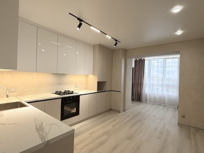 2к + простора кухня в новобудові з мінімальним оформленням - фото 1