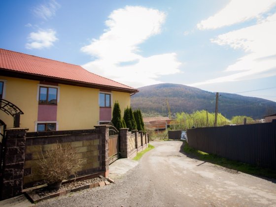 Ціну знижено! Продаємо велику 120 м 3х кімнатну квартиру Поляна Закарп Руська Поляна