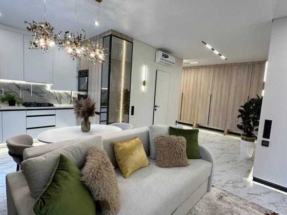 Продаю стильну 3 кімнатну квартиру в районі Озера з власною терасою! Крихівці