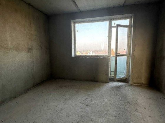 здана готова до ремонту 2 кім квартира. можливе Розтермінування Угорники