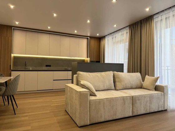 Двокімнатна з кухнею-вітальнею та великим балконом Угорники