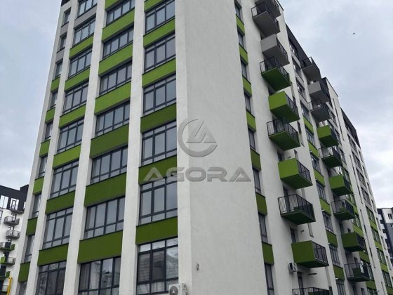 **Простора трикімнатна квартира на березі міського озера** Криховцы