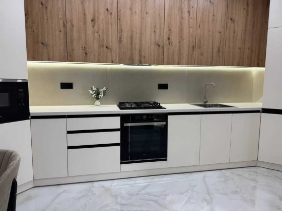 Стильна півторачка біля озера Крихівці