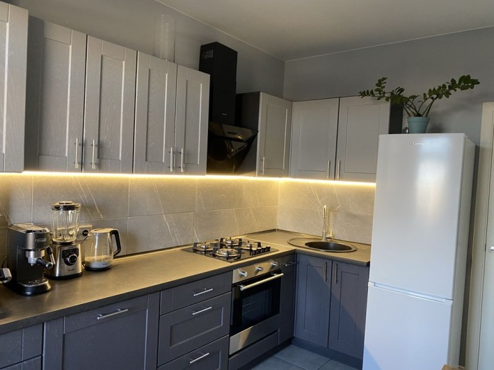 1-кімнатна квартира 40м² з ремонтом та меблями в с.Гатне - фото 1