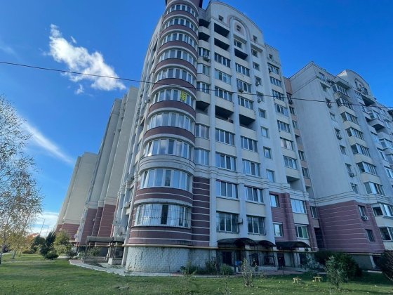 Продажа 3 комнатной Чабаны, Юности 3а 
Чабаны.Метро 2км.Без комисс Чабаны