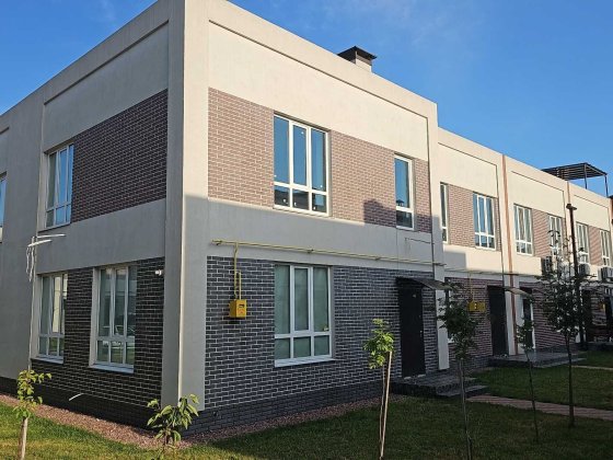 Котеджне містечко поруч з Києвом, парковка, всі комунікації Кедина Гора