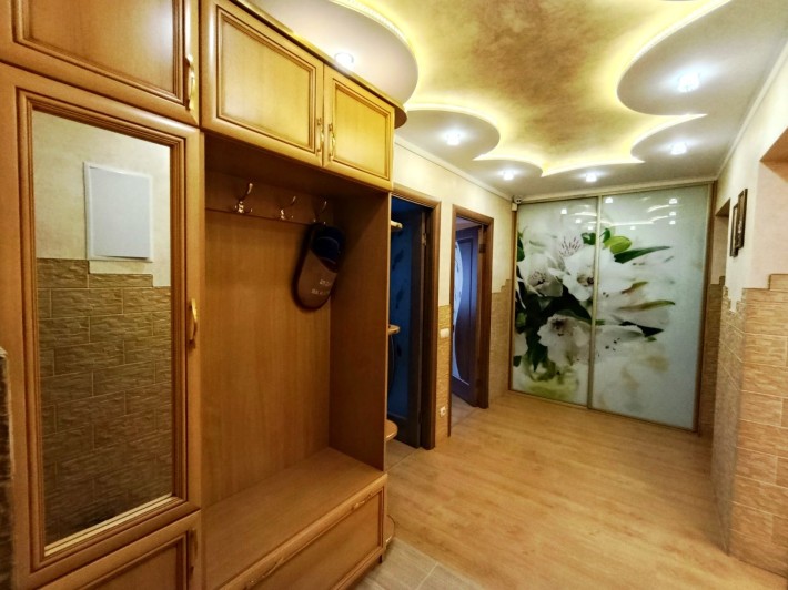 Продається ЧОТИРЬОХКІМНАТНА  квартира на 100м.кв. в центрі Самбора! - фото 1