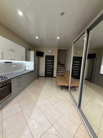 Продам 2-хрівневу квартиру Малиновський район - фото 1