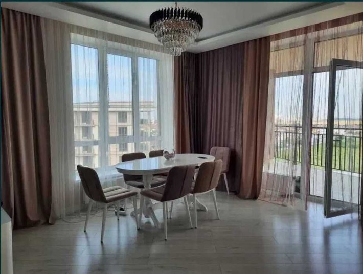 Гарна квартира в новому будинку з ремонтом біля моря - фото 1