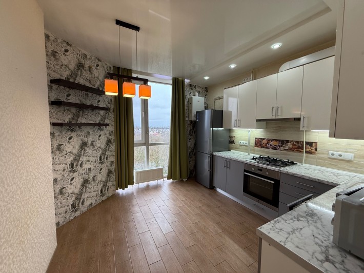 Чудова двокімнатна в сучасному будинку - фото 1