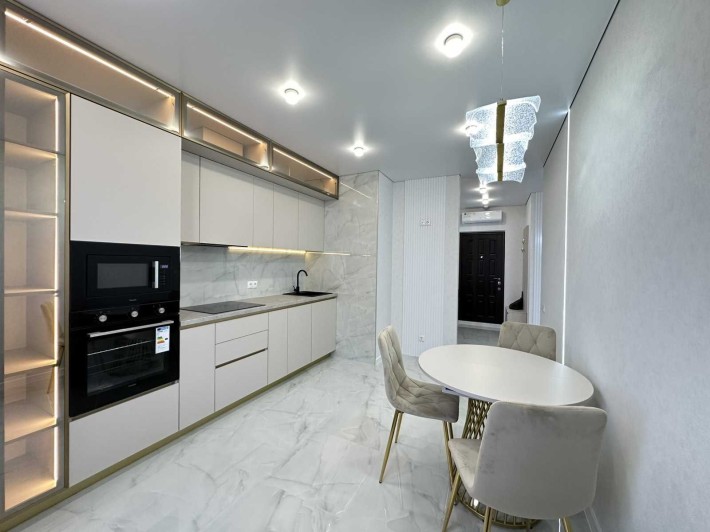 Евродвушка с ремонтом, мебелью и техникой в ЖК 53 жемчужина. Вид моря - фото 1