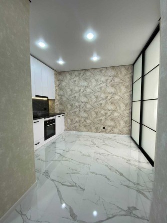 Продам 1-комн. квартиру с РЕМОНТОМ в НОВОМ КОМПЛЕКСЕ на ул. Сахарова - фото 1