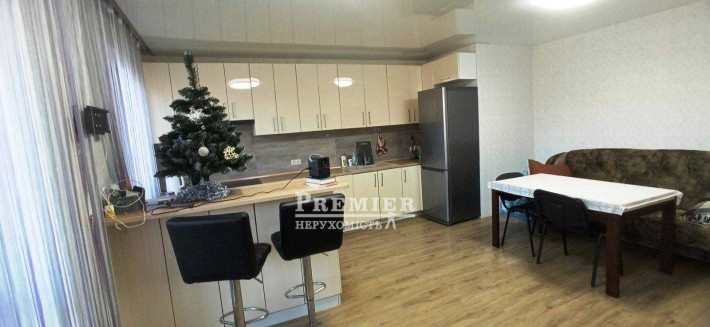 У продажу шикарна 3 кімн. квартира в центрі м. Овідіополь. - фото 1