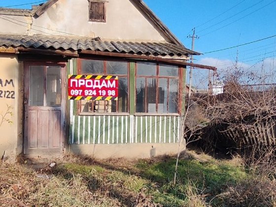 Продам квартиру на земле под ремонт. Центральная улица. Беляевка