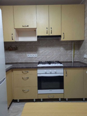 Двох-кімнатна простора квартира в центрі міста - фото 1