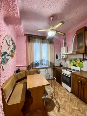 Продам 2х кімнатну квартиру "сталінка" в центрі міста Покров - фото 1