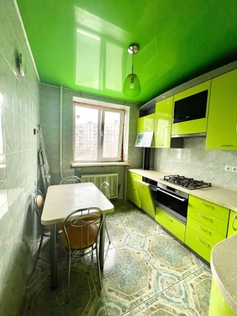 В продаже уютная 2х комнатная квартира на центральной улице города! - фото 1