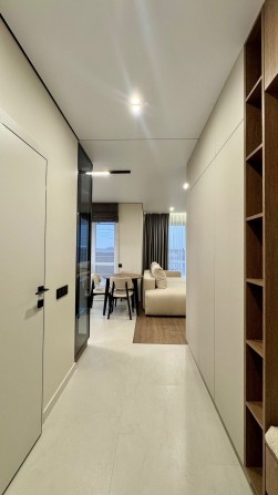 Продаж 1 кімнатної квартири з ремонтом, меблями та технікою і терасою. - фото 1