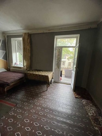 Продається велика світла кімната 32 кв.м. з балконом - фото 1