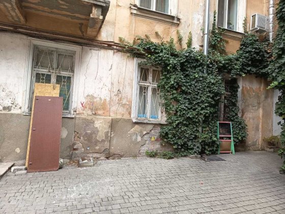 Продам комнату в малой коммуне граничит с кухней центр Торговая Одеса