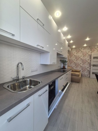 1 кімнатна в новобудові. Новий ремонт,  меблі і техніка. Автономне опа - фото 1