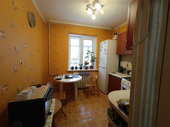 Продам 1 кімнатну квартиру по вулиці Чорних Запорожців 54а.Центр. Бровари