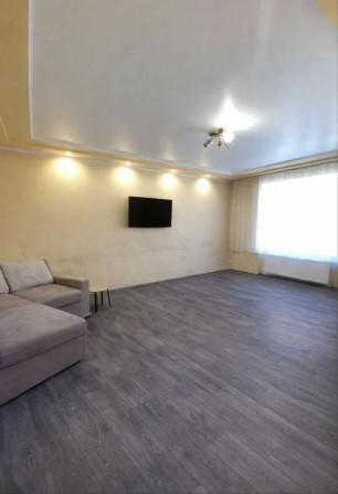 Продається простора 2-кімнатна квартира в центрі міста - фото 1