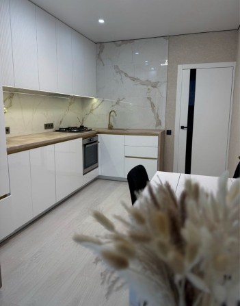 ТЕРМІНОВО продам Двокімнатна з новим ремонтом єоселя - фото 1