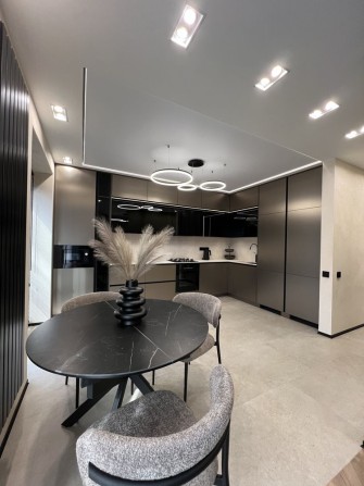 Вишукана та авторська 3-кімнатна квартира в центрі міста - фото 1