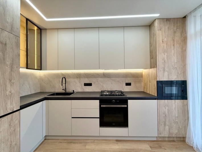 Терміново !! 1 кім + Кухня Студія в ЦЕНТРІ!Дорогий Ремонт(Працює ЛІФТ) - фото 1