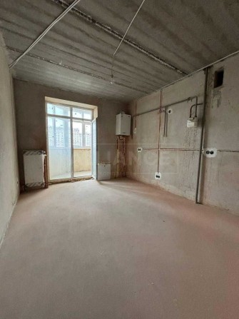 Простора 2-х.кімнатна квартира 71м2 з частковим ремонтом . біля Арсену - фото 1