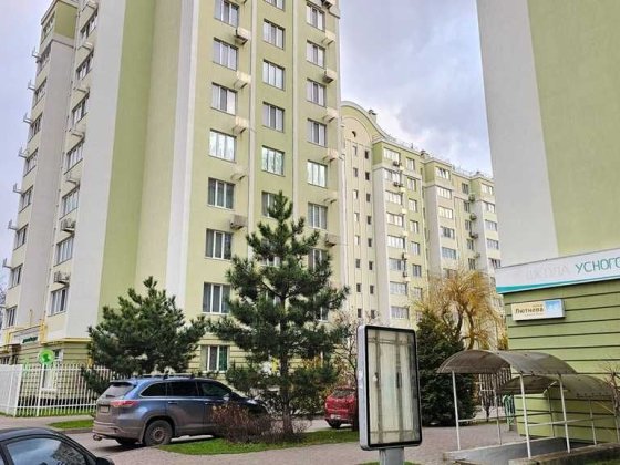 двох рівнева квартира в місті Бориспіль – ЖК “Первоцвіт” є відеоогляд Бориспіль