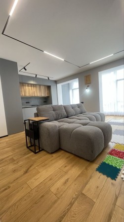 Стильна трикімнатна квартира  з ремонтом та меблями - фото 1