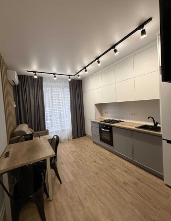 Простора квартира з ремонтом та меблями ЖК Нові Метри Парк - фото 1