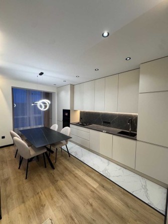 Центр!2-кім з кухнею-вітальнею|Княгинин |Все готово для життя |Паркінг - фото 1