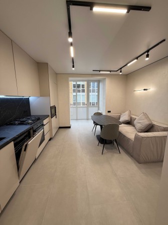 2к квартира з новим сучасним якісним ремонтом, технікою та меблями! - фото 1