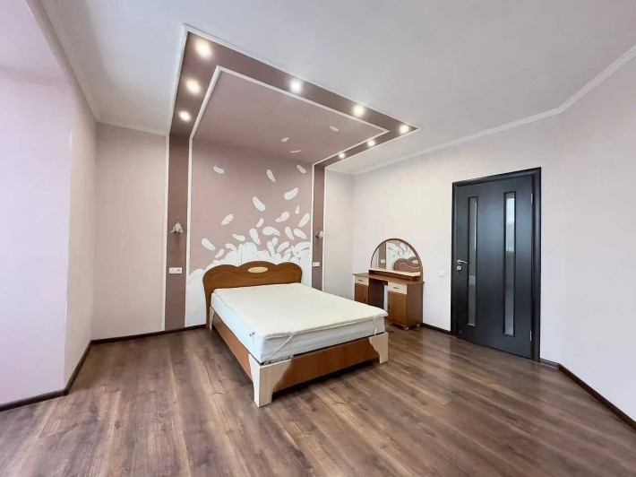 Простора 2 кім. квартира в центральній частині міста - фото 1